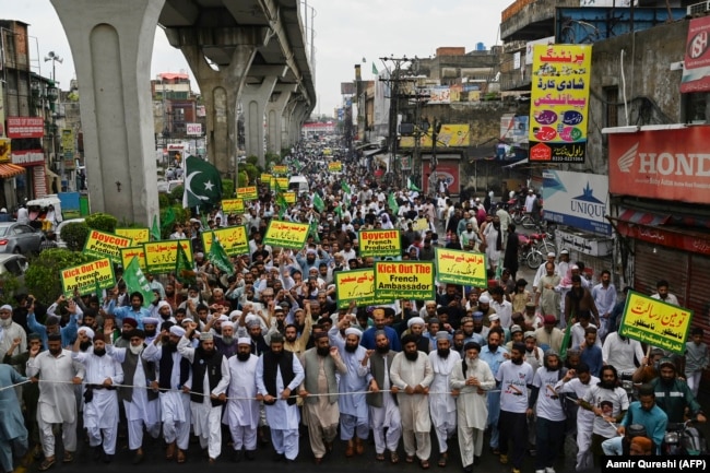 PAKISTAN -- Supporters of hardline Islamist party Tehreek-e-Labbaik Pakistan carry placards and shout slogans during a protest against the reprinting of cartoons of the Prophet Mohammad by French magazine Charlie Hebdo, in Rawalpindi, Sept. 4, 2020.