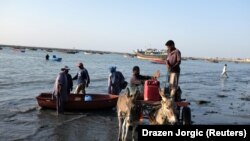 Fishermen take out their catch from the sea at the end of the day in Gwadar, Pakistan October 4, 2017. (Reuters/Drazen Jorgic)