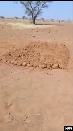 A screengrab from a video, recorded in March 2024, shows one of the eight reported mass graves in Soro, Burkina Faso, containing the bodies of 10 children. Human Rights Watch geolocated a photograph showing the bodies of nine boys at the same location. (Private/HRW)