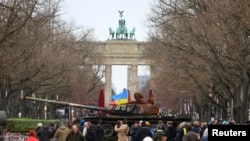  A destroyed Russian T-72 tank on display near the Brandenburg Gate in Berlin, Germany, Feb. 24, 2023. (REUTERS/Fabrizio Bensch)