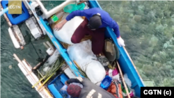 2024 年 5 月 13 日，CGTN 向 X 发布的视频截图，据称显示一名菲律宾渔民向南海吐痰。CGTN 利用该视频来转移人们对中国的行为对南海造成生态破坏的证据。