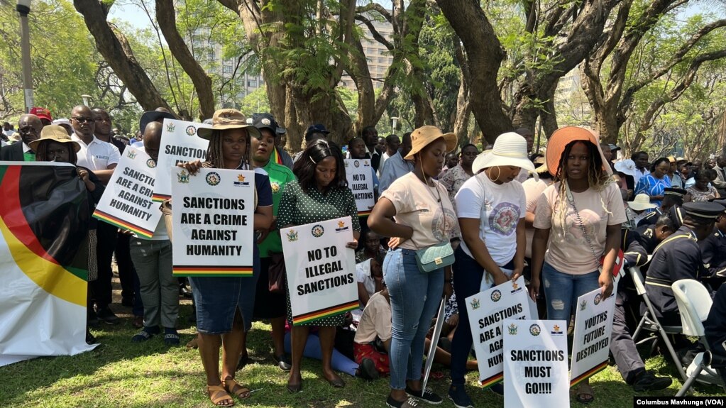 Zimbabweans protest to call for the removal of sanctions, Oct. 25, 2023, Harare, Zimbabwe.
(Columbus Mavhunga/VOA)