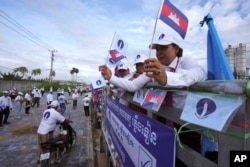 Candlelight Party supporters participate in an election campaign for the June 5 communal elections in Phnom Penh on May 21, 2022. (Heng Sinith/AP)