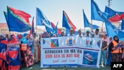 Demonstrators hold banners and flags in support of Somalia's government following the port deal signed between Ethiopia and the breakaway region of Somaliland. Mogadishu, January 3, 2024. (Photo by ABDISHUKRI HAYBE / AFP)