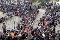 Rohingya refugees queue for aid at Cox's Bazar, Bangladesh, on September 26, 2017. (Cathal McNaughton/Reuters)