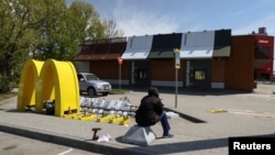 A view shows the dismantled McDonald's Golden Arches after the logo signage was removed from a drive-through at a McDonald's restaurant in Khimki outside Moscow, Russia May 23, 2022. REUTERS/Lev Sergeev 