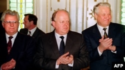 Ukrainian president Leonid Kravchuk (L), Belarus' Supreme Soviet Chairman Stanislav Shushkevich (C) and Russian President Boris Yeltsin (R), applaud after signing a document which in effect dissolved the Soviet Union, Dec. 8, 1991.