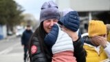 A Ukrainian refugee holding her child cries after she arrived at the Siret border crossing between Romania and Ukraine on April 18, 2022. (Daniel MIHAILESCU / AFP)