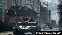 Ukrainian tanks move on a street in Irpin, in the outskirts of Kyiv, on Monday, April 11, 2022. (Evgeniy Maloletka/AP)