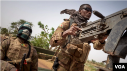 Soldiers of the Malian army during a patrol on a road between Mopti and Djenne, central Mali, Feb. 28, 2020. (AFP)