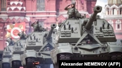 MSTA-S self-propelled howitzers parade through Red Square during the Victory Day military parade in central Moscow on May 9, 2022. (Alexander NEMENOV / AFP)