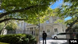 FBI officers outside the home in in Washington, D.C., linked to Russian oligarch Oleg Deripaska. October 19, 2021. (VOA)
