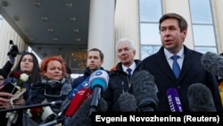 Lawyer Ilya Novikov speaks to the media outside the Moscow City Court building after a hearing to consider the closure of the Memorial human rights center in Moscow, December 29, 2021. (REUTERS/Evgenia Novozhenina)