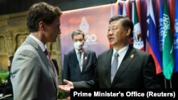 Canada's Prime Minister Justin Trudeau speaks with China's President Xi Jinping at the G-20 Leaders' Summit in Bali, Indonesia, November 16, 2022. (Adam Scotti/Prime Minister's Office/REUTERS)