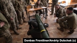 U.S. volunteers train Ukrainian soldiers how to use the Javelin anti-tank weapon in the Zaporizhzhia region on April 28, 2022. (Andriy Dubchak/Donbas Frontliner)