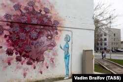 A coronavirus mural opposite Kuvatov Republican Clinical Hospital after a mass infection incident in Ufa, Russia, on April 25, 2020. (Vadim Braifov/TASS)