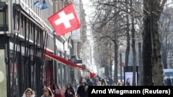 Shoppers walk along the street after the Swiss government relaxed some of its COVID-19 restrictions, as the spread of the coronavirus disease continues, at the Bahnhofstrasse shopping street in Zurich, Switzerland March 1, 2021. 