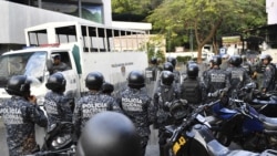 VENEZUELA – National Police officers remain outside the National Guard command post in Cotiza, in northern Caracas, on Jan. 21, 2019 after a brief military uprising and amid opposition calls for mass protests.