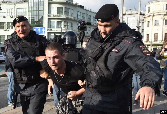 Russia -- National Guard troops detain a man following a rally calling for fair elections in central Moscow on 10Aug2019.