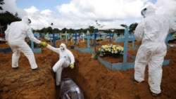 Gravediggers at the Parque Taruma cemetery in Manaus, on January 17, 2021.