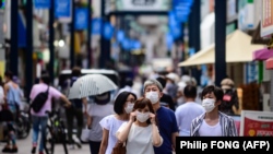 Japan -- People wearing face masks as a preventive measure against the COVID-19 coronavirus visit Togoshi Ginza shopping street in Tokyo on August 1, 2020. (Photo by Philip FONG / AFP)