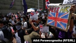 Anti-government protesters hold up banners, placards, Union Jack flags as they gather at the British consulate General in Hong Kong, China, September 15, 2019. (Athit Perawongmetha/Reuters)