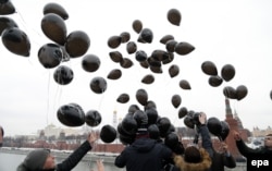 Russian Liberal opposition activists and human rights defenders release black balloons in front of The Kremlin to mark 6th anniversary of death in a prison of a lawyer Sergei Magnitsky in Moscow, November 16, 2015.