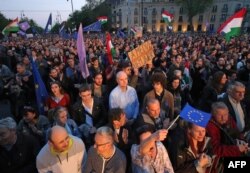 Hungary -- Thousands of Hungarians rally chanting "Europe, not Moscow" in support of the EU and against Hungary's prime minister, whom protesters said is too close to Russia, in Budapest, May 1, 2017