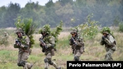 UKRAINE -- Soldiers take part in an exercise at the Yavoriv military training ground, close to Lviv, September 24, 2021 (AP Photo/Pavlo Palamarchuk)