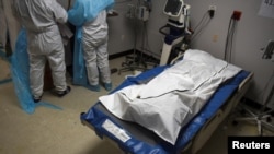 FILE PHOTO: A patient who died lays in a body bag inside a coronavirus disease (COVID-19) unit at United Memorial Medical Center, in Houston, Texas, U.S., December 12, 2020.