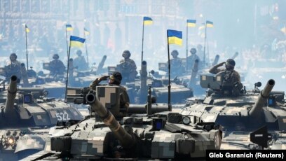 Ukrainian service members drive tanks during the Independence Day military parade in Kyiv, August 24, 2021. (Gleb Garanich/Reuters)