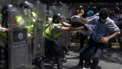 Protesters clash with members of National Bolivarian Police (PNB) during a march organized by opposition members in Caracas, on April 4, 2017.
