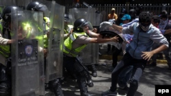 Protesters clash with members of National Bolivarian Police (PNB) during a march organized by opposition members in Caracas, on April 4, 2017.
