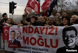 Demonstrators shout slogans and wave Turkish national flags during a rally to oppose the conviction and political ban of Istanbul Mayor Ekrem Imamoglu, a popular rival to Recep Tayyip Erdogan, the president of Turkey, in Istanbul, December 15, 2022. (Umit Bektas/REUTER)