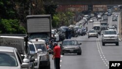 VENEZUELA – Drivers queue to refuel the tanks of their cars near a gas station, in Caracas on June 3, 2020, amid the novel COVID-19 coronavirus outbreak.