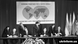 Signing of the Budapest Memorandum on December 5, 1994.Signers from left to right: Russian President Boris Yeltsin, U.S. President Bill Clinton, Ukrainian President Leonid Kuchma, and British Prime Minister John Major. 