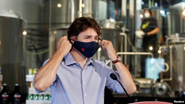 Canada's Prime Minister Justin Trudeau removes his face mask as he visits the Big Rig Brewery in Kanata, Ontario, Canada June 26, 2020. REUTERS/Patrick Doyle/File Photo