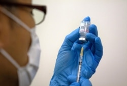 A medical staff member prepares the Moderna coronavirus (COVID-19) vaccine to be administered at the newly-opened mass vaccination center in Tokyo, Japan, on May 24, 2021. (Carl Court/Reuters)