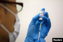 A medical staff member prepares the Moderna coronavirus (COVID-19) vaccine to be administered at the newly-opened mass vaccination center in Tokyo, Japan, on May 24, 2021. (Carl Court/Reuters)