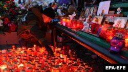 Russia -- Candles placed at a memorial for the victims of the Kemerovo mall shopping center fire. March 26, 2018