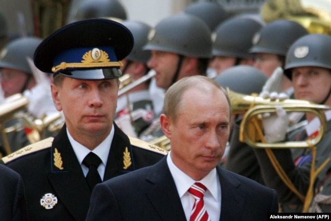 Austria -- Russian President Vladimir Putin is flanked by the chief of his security service, General Viktor Zolotov (L), in Vienna, May 24, 2007