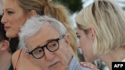 France -- US director Woody Allen (C) looks at US actress Kristen Stewart while they pose on May 11, 2016