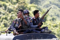 Police in Buthidaung guard a UN convoy which fled Maungdaw after an Arakan Rohingya Salvation Army (ARSA) attack on August 28, 2017. (Soe Zeya Tun/Reuters)