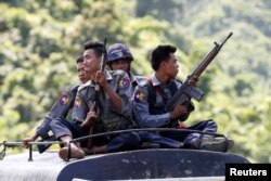 Police in Buthidaung guard a UN convoy which fled Maungdaw after an Arakan Rohingya Salvation Army (ARSA) attack on August 28, 2017. (Soe Zeya Tun/Reuters)