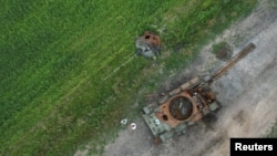 A destroyed Russian tank T-72 is seen in a field near the village of Budy, in Chernihiv region, Ukraine July 5, 2022. REUTERS/Valentyn Ogirenko