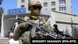  Armed Ukrainian officer guards the OSCE office during German foreign minister Heiko Maas' (not pictured) visit in the eastern-Ukrainian city of Mariupol, Ukraine, 01 June 2018.