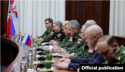 Eevgeny Prigozhin (2nd from front) at the meeting with Russian MOD head Sergey Shoigu and Libyan officials.