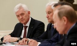 Russia -- Russian tycoon Gennady Timchenko (L) attends a meeting of Russian President Vladimir Putin (R) with French businessmen at the Kremlin in Moscow, May 25, 2016