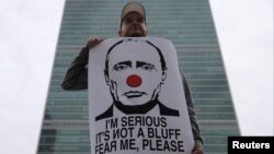 A person protests against Russian President Vladimir Putin outside the United Nations, in New York City, USA, September 30, 2022. (REUTERS/Andrew Kelly)
