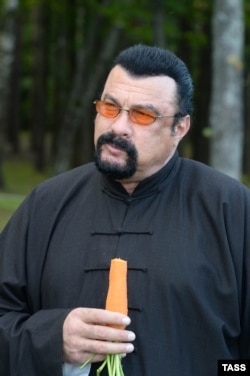 Belarus -- US actor Steven Seagal seen during a meeting with President Alyaksandr Lukashenka at his residence near Minsk, August 24, 2016
